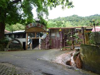 玄関前の側溝に温泉水が溢れる、瑞穂温泉山荘 玄関前の側溝に温泉水が溢れる、瑞穂温泉山荘