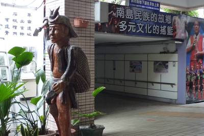 等身大の木像が迎えてくれた台東駅