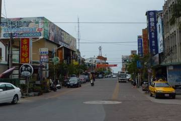 商店が並ぶ普通の駅前
バス停は、正面の信号を渡った右手 商店が並ぶ普通の駅前
バス停は、正面の信号を渡った右手
