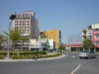 正面右手がバス乗り場:新營駅 正面右手がバス乗り場:新營駅