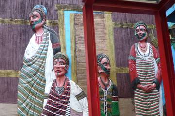 博物館横の壁には民族衣装の女性群像