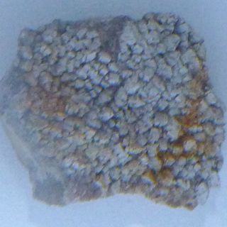ウロコ状に見える表面のブツブツ
一つ一つの結晶が、鉛を含む重晶石である「北投石」