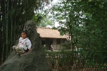 小皇帝の椅子役に、苦笑いしている草堂前の杜甫 小皇帝の椅子役に、苦笑いしている草堂前の杜甫