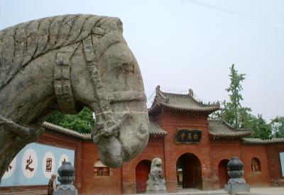 寺名の由来となった　：　山門前の白馬の石像