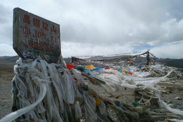 今回の最高地点、タルチョがはためくカツォ・ラ（標高5250m）越え