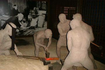 等身大のマネキンが演じる"大鍛冶"の作業風景 等身大のマネキンが演じる"大鍛冶"の作業風景