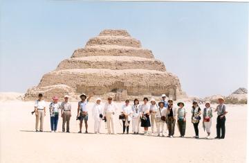 ジェセル王の「階段ピラミッド」　：　第3王朝（BC2650〜2610）
