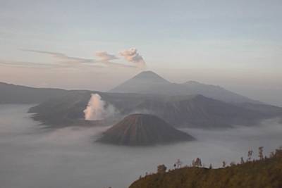 雲海に浮かぶブロモ山と噴煙を上げるスメル山