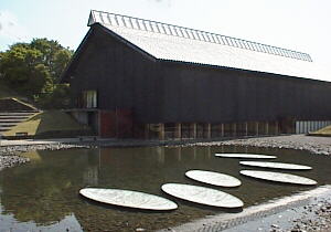 広大な敷地には、日本公共建築百選に選ばれた展示棟が連なります