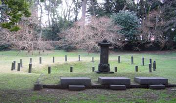 ここが三神人が生まれたと言う三つの穴です ここが三神人が生まれたと言う三つの穴です