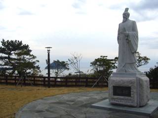 敷地内にある徐福の銅像