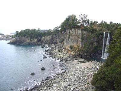 直接海に流れ落ちる正房の滝 直接海に流れ落ちる正房の滝