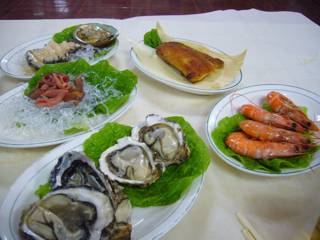 生牡蠣・あわび・うなぎの蒲焼・エビの塩茹で・貝の刺身 生牡蠣・あわび・うなぎの蒲焼・エビの塩茹で・貝の刺身