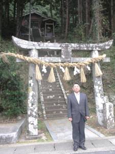 月読神社前に立つ占部さん 月読神社前に立つ占部さん