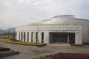王塚古墳と向き合うように建てられた王塚装飾古墳館 王塚古墳と向き合うように建てられた王塚装飾古墳館