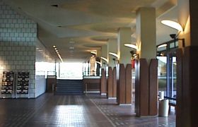 受付ホールから見た館内、正面左手が第1展示室 受付ホールから見た館内、正面左手が第1展示室