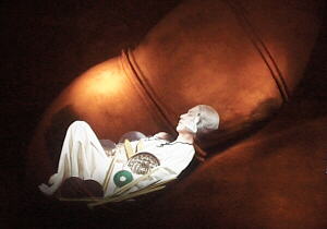 モニター画面に映し出された「甕棺の中に眠る王」