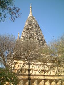 インドのブッダガヤにあるマハボディ寺院を模した塔