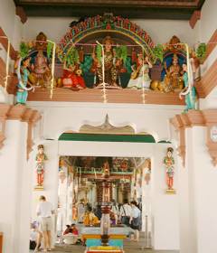 1827年建立というこの国最古のヒンドゥー寺院