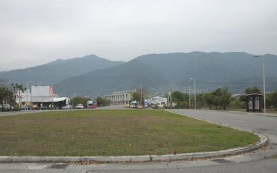 店が数軒しかない駅前ですが、バス停だけはありました 店が数軒しかない駅前ですが、バス停だけはありました