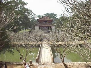 最初の池にかかる橋付近からの眺め