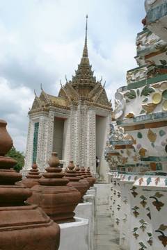 白く輝く大仏塔を取り囲む4つの小塔