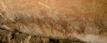 古代の彩色画　：　岩陰に描かれた人物像