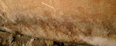 古代の彩色画 : 岩陰に描かれた人物像 古代の彩色画 : 岩陰に描かれた人物像