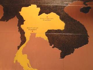 タイ中央の点がバンコク、右上の点がバーン･チアンです