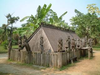 周囲に「人の一生」の木像を配した、Giarai族の葬儀用建造物