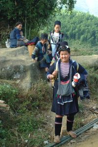 自作の布を抱え、「いざ出陣」(?)の女性達 自作の布を抱え、「いざ出陣」(?)の女性達
