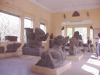 無造作にチャムの石造彫刻が並べてある展示室