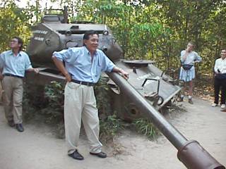 戦車の前で熱弁をふるう我らがガイド氏 戦車の前で熱弁をふるう我らがガイド氏
