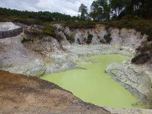 ヒ素含有のデビルズ・スパ（悪魔の浴槽）