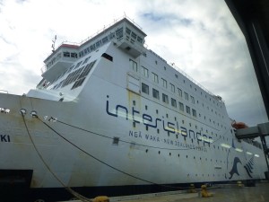 ビルのように巨大なフェリー