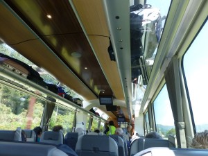 窓が大きく明るい車内