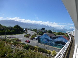 09TrainKaikoura1200x900 カイコウラ山脈が迫るカイコウラ付近を通過中