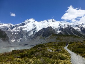 氷河湖のほとりを歩く