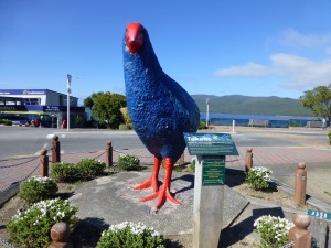 テ・アナウの町に立つ巨大なタカヘの像