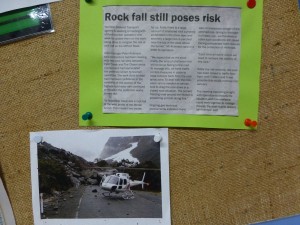 落石による道路封鎖