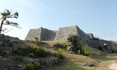 石組が美しい、中城（なかぐすく）城の三の郭と裏門