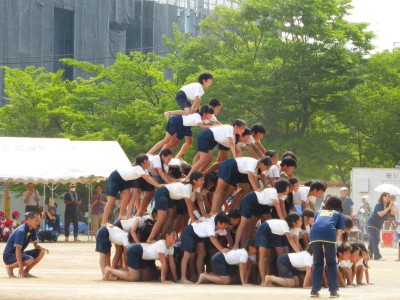 5，6年生による組体操「人間ピラミッド」