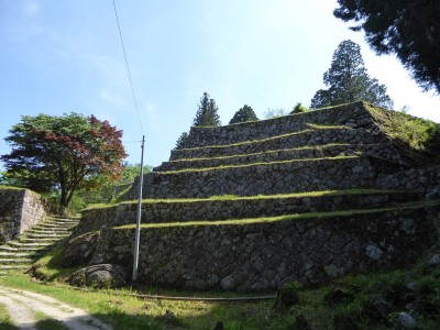 本丸北東面には石垣が積み重なる六段壁