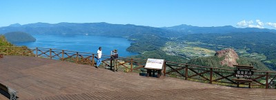 有珠山展望台からの洞爺湖と昭和新山 有珠山展望台からの洞爺湖と昭和新山