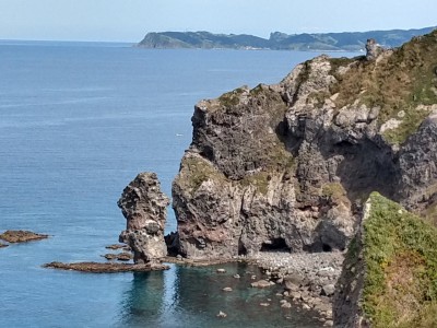 水無立岩の向こうに見えているのが島武意海岸のある積丹岬 水無立岩の向こうに見えているのが島武意海岸のある積丹岬
