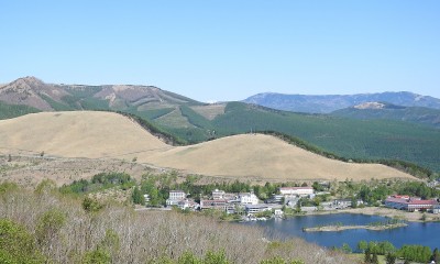 白樺湖の向こう、右手奥に見えている台地が美ヶ原