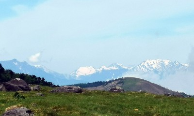 右手に見えている重量感のある山塊が立山です